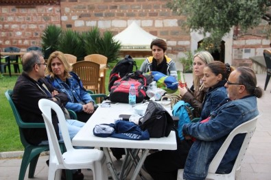 Manisa'da Çantasını Alan Park Ve Bahçelere Çıktı