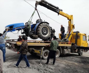 Traktör İle Otomobil Çarpıştı Açıklaması 1 Ölü, 4 Yaralı