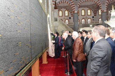 Tuvale Nakşedilmiş Kur'an-I Kerim, Dergah Camiide Sergileniyor
