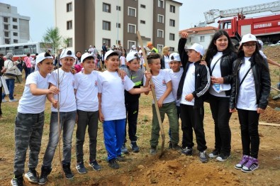 Ünlü Yönetmen Çağan Irmak Seferihisar'da Miniklerle Ağaç Dikti