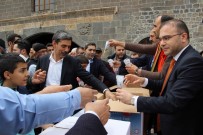 SUR BELEDİYESİ - Vatandaşlara Kandil Lokumu Ve Şekeri Dağıtıldı