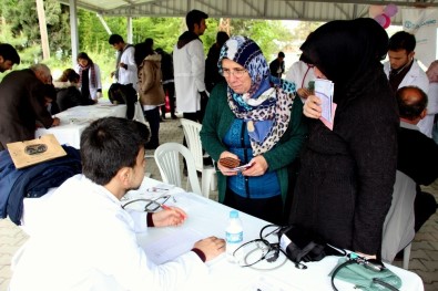120 Tıp Öğrencisi Kırsal Mahallede Sağlık Taraması Yaptı