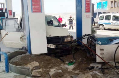 Freni Boşalan Araç Petrol İstasyonuna Girdi Açıklaması 6 Yaralı