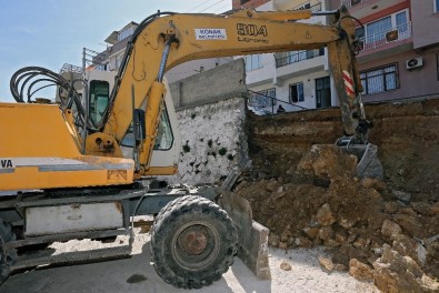 Konak'ta Çöken İstinat Duvarı Yapılıyor