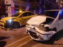 CEMAL NADIR - Kontrolden Çıkan Araç 2 Ticari Taksiye Çarptı Açıklaması 3 Kişi Yaralandı.