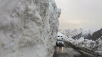GÜNEŞLİ HAVA - Van-Bahçesaray Yolundaki Kar Yığınları Şaşırtıyor