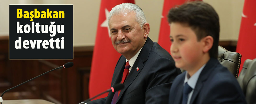 Başbakan Yıldırım koltuğunu Yağız Keçe'ye devretti