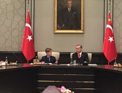 Cumhurbaşkanı koltuğuna Yiğit Türk oturdu