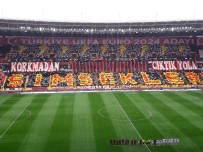 TAKIM OTOBÜSÜ - Eskişehirspor Taraftarından Şampiyonluk Koreografisi