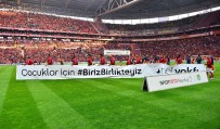 ERDOĞAN TEZIÇ - Galatasaray Sahaya 'Çocuklar İçin Biz Birlikteyiz' Pankartı İle Çıktı