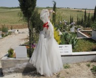 Genç Kadının Mezarına Gelinlik Asıldı