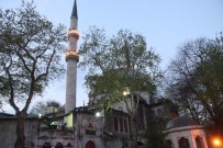 İstanbul'un Tarihi Camilerinde Miraç Kandili Coşkusu