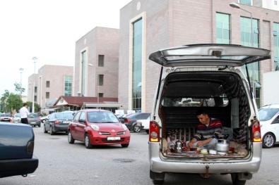 Servis Minibüsünün Çarptığı Kızı İçin 30 Gündür Hastane Bahçesinde Kalıyor