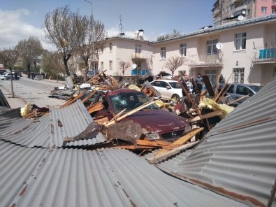 Sivas'ta Şiddetli Rüzgar Hayatı Felç Etti