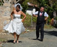 METİN ZAKOĞLU - Yeşim Salkım Düğününde Giydiği Gelinliği Son Kez Giyip Hayranına Hediye Etti