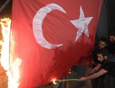 Ermenistan'da Türk bayraklarını yaktılar