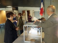 OY PUSULASI - Fransa Seçimlerinde Dolu Zarf Skandalı