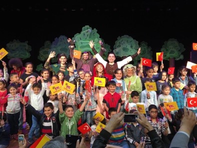 'Kırmızı Başlıklı Kız' oyunu Mersin'de sahnelendi