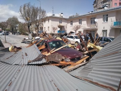 Sivas'ta Şiddetli Fırtına 100'Den Fazla Binanın Çatısını Uçurdu, 46 Araca Zarar Verdi