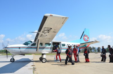 Türk Hava Kurumu Amatör Paraşütçüleri Efes'te Buluşturdu