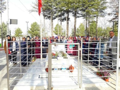 Üniversiteli Öğrenciler Şehit Ömer Halisdemir'in Mezarını Ziyaret Etti