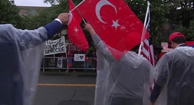 ABD'de Türkler Ve Ermenilerden Karşıt Protesto