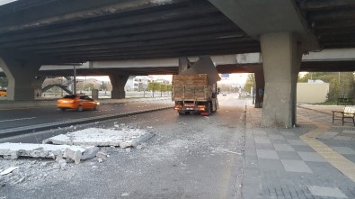 Başkent'te elektrik panosu yüklü kamyon köprüye sıkıştı