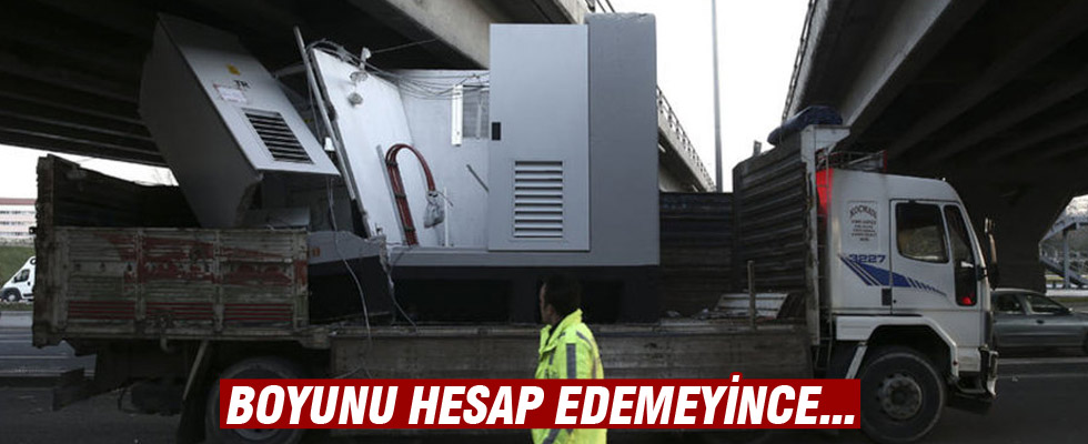 Başkent'te elektrik panosu yüklü kamyon köprüye sıkıştı