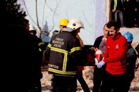 DİKKATSİZLİK - Giresun'da Olimpik Yüzme Havuzu İnşaatında Çatıdan Düşen İşçi Yaralandı