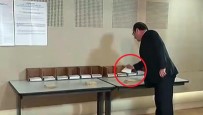 İLGİNÇ GÖRÜNTÜ - Hollande, oy kullanırken kendi partisinin pusulasını almaması dikkat çekti
