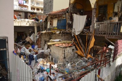 Mersin'de Yaşlı Kadının Evinden 4 Kamyon Çöp Çıktı