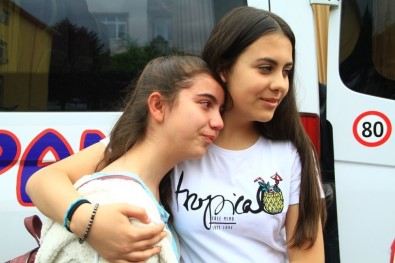 Misafir Öğrenciler Gözyaşlarıyla Ülkelerine Dönüyor