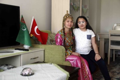 23 Nisan'da Türkmenistanlı Çocukları Evlatlarından Ayırmadılar