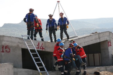 Afyonkarahisar'da Helikopter Destekli Gerçeğini Aratmayan 'Deprem' Tatbikatı
