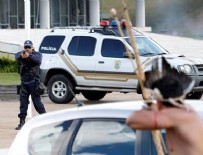 AMAZON NEHRİ - Polise oklarla direndiler