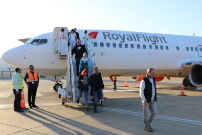 Rusya'dan Gazipaşa Havalimanına İlk Charter Uçağı 189 Yolcuyla İndi
