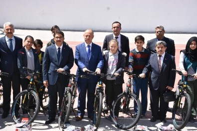 Şehzadeler 'De Sporculara Bisiklet Desteği