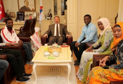 Afrikalı Öğrencilerden AİÇÜ Rektörü Karabulut'a Anlamlı Ziyaret