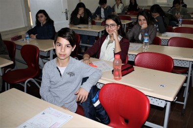 Bursa'da Öğrenciler TEOG Sınavına Girdi, Veliler Dışarıda Dua Etti