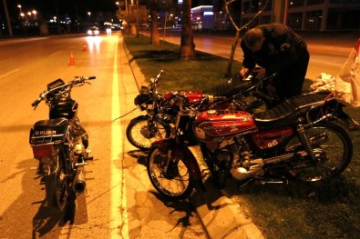 Çalıntı Motosikletle 2 Motosiklet Çalan Hırsızlar Polisi Görünce Motosikletleri Bırakıp Kaçtı