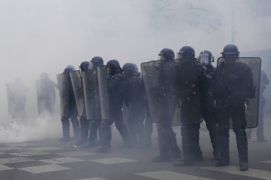 Fransa'da gösteriler sürüyor