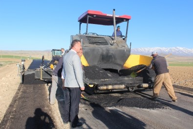 Niğde'de Köy Yollarına Sıcak Asfalt Atılıyor