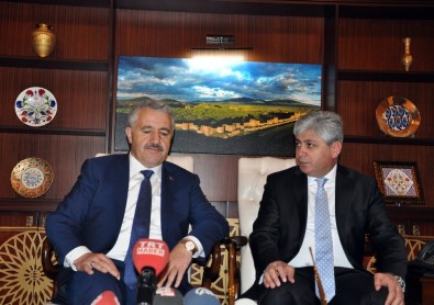 'Bakü-Tiflis-Kars Demiryolu Hattı Haziranda Hizmete Girecek'