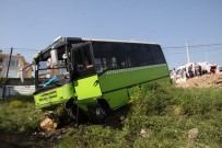 YOLCU MİNİBÜS - Freni patlayan yolcu midibüsü şarampole uçtu: 22 yaralı