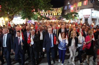 Manisa'da Geceyi Aydınlatan Fener Alayı