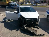 SERVİS ŞOFÖRÜ - Öğrenci Servisi İle Otomobil Çarpıştı Açıklaması 1 Yaralı