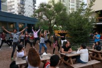 DÜNYA DANS GÜNÜ - Adana'da Cafe Ve Caddelerde Dünya Dans Günü Etkinliği