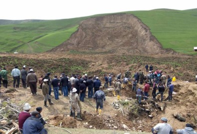 Kırgızistan'da Toprak Kayması Açıklaması 24 Kayıp
