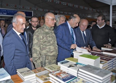 Rektör Çomaklı, Erzurum Kitap Fuarı'nın Açılışına Katıldı