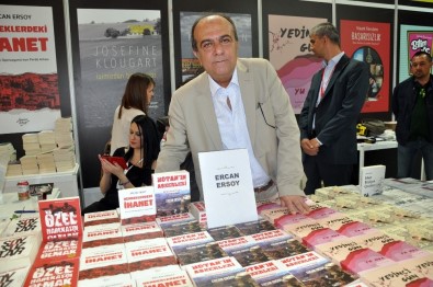 Yazar Ve Emekli Polis Ercan Ersoy Kitap Fuarı'nda Kitabını İmzaladı